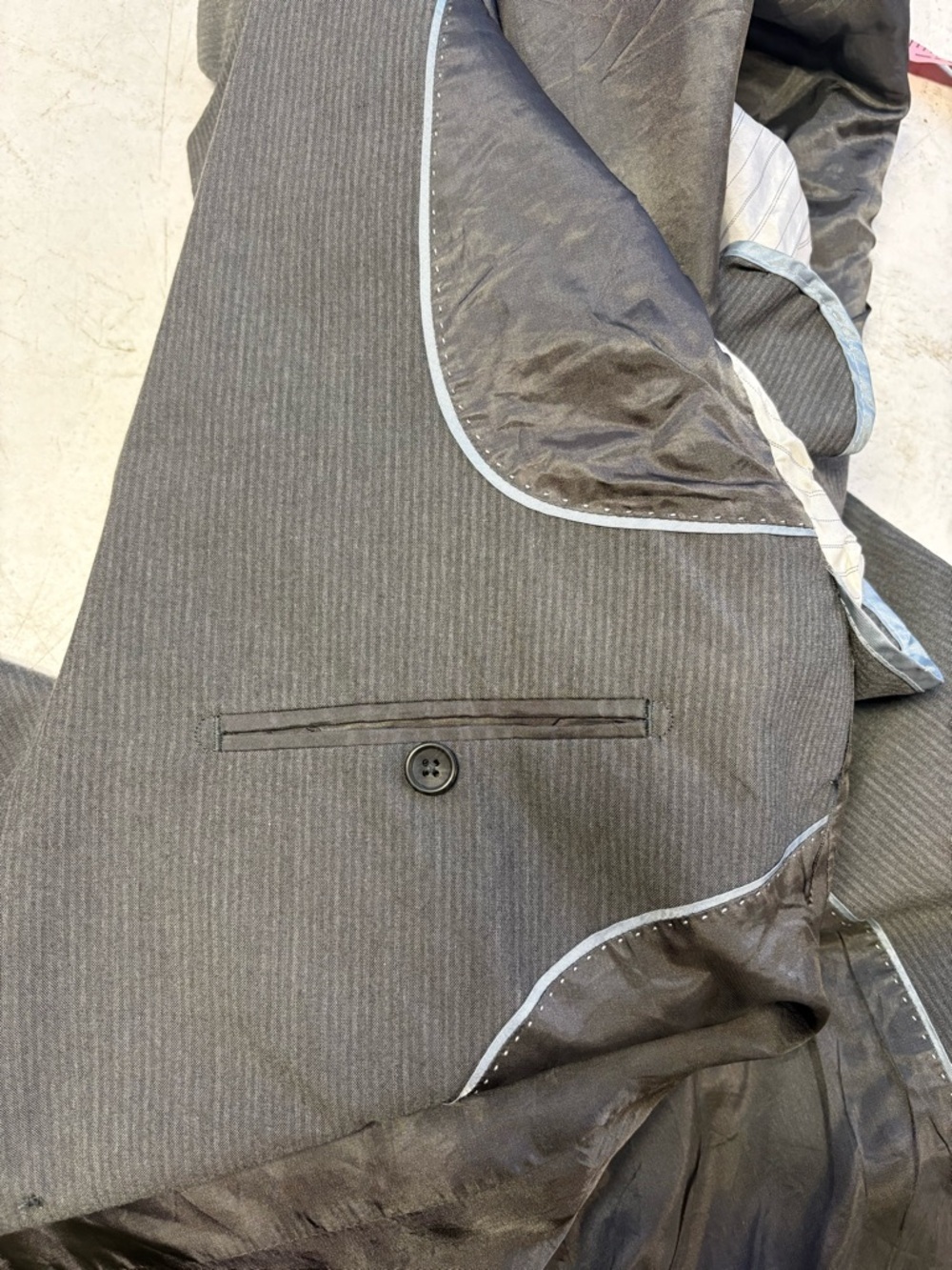 Banana Republic Men's Charcoal Gray Two-Button Blazer - Picture 9 of 9
